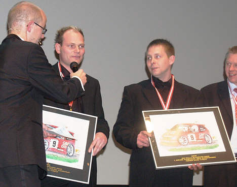 Ved Motorsportens Præmiefest fik Max Christensen og Mikael Kanstrup overrakt DM-guld 2006 i Standard 2000 samt en unik tegning af rallybilen.